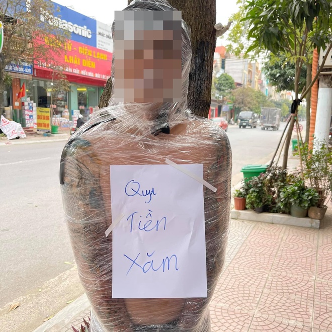 Xôn xao bức hình thanh niên bị quấn băng kín người, trước ngực đeo tấm biển với nội dung bất ngờ! - Ảnh 1. Xôn xao bức hình thanh niên bị quấn băng kín người, trước ngực đeo tấm biển với nội dung bất ngờ! - Ảnh 1.