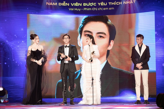Chi Pu xúc động khi thắng giải Nữ diễn viên được yêu thích nhất - Ảnh 5.