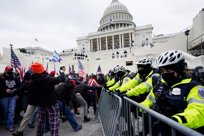 Căng thẳng tột độ bên ngoài tòa nhà Quốc hội Mỹ: Cảnh sát phong tỏa Điện Capitol, các nghị sĩ Mỹ vẫn họp - Ảnh 1.