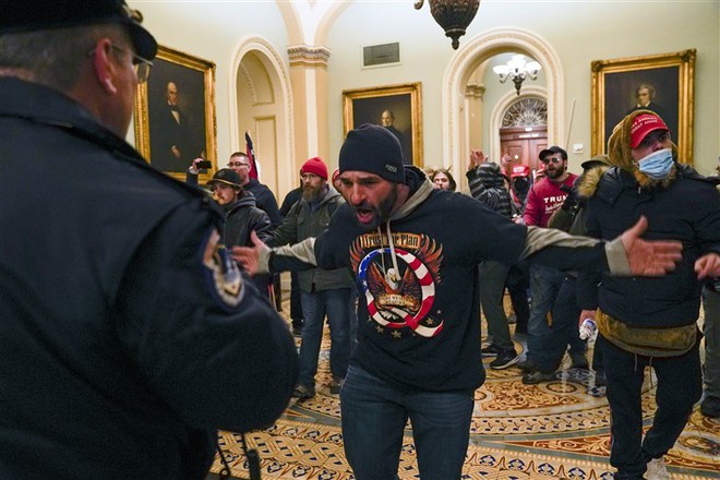 Căng thẳng tột độ: Người biểu tình xông vào Quốc hội, Thị trưởng Washington, D.C. ban bố giới nghiêm, Hạ viện Mỹ sơ tán - Ảnh 4.