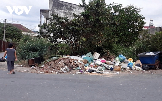 Lâm Đồng: Nhà máy xử lý chậm tiến độ khiến rác ngập tràn khu dân cư - Ảnh 1.