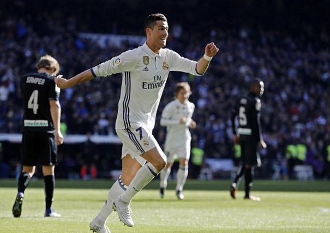 Ngày này năm xưa: Ronaldo giúp Real Madrid cân bằng kỷ lục của Barca - Ảnh 1.