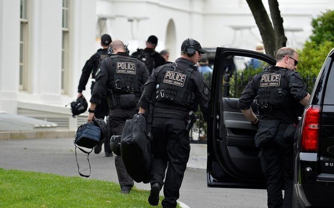 Đặc vụ Mỹ chuẩn bị tư trang làm nhiệm vụ tại Nhà Trắng. Ảnh: Reuters