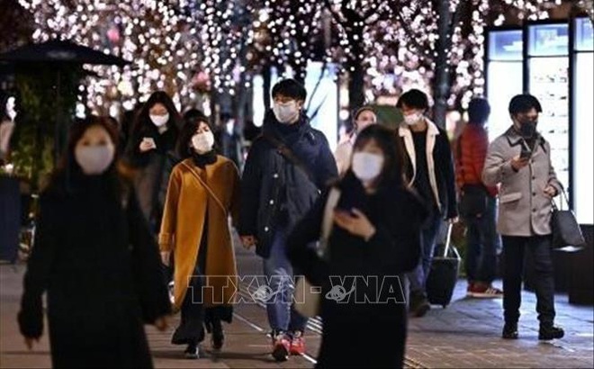 Người dân đeo khẩu trang phòng lây nhiễm COVID-19 tại Tokyo, Nhật Bản. Ảnh: Kyodo/TTXVN