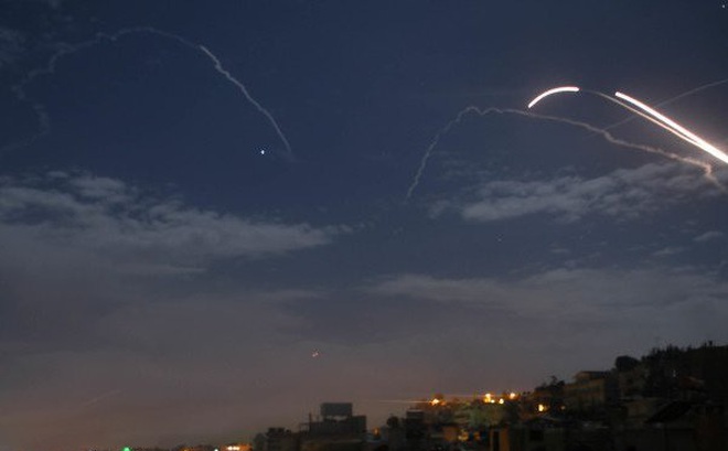 Bầu trời Syria rực sáng trước các loạt pháo và tên lửa