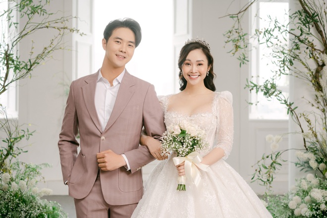 Ảnh cưới của MC Thùy Linh và diễn viên Hiếu Su - Ảnh 1.