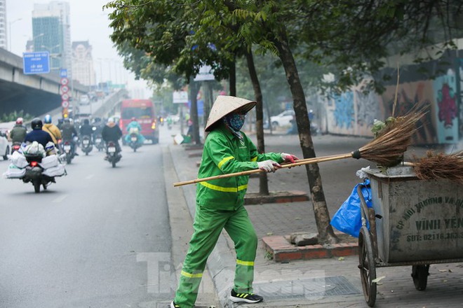 Cuộc sống đảo lộn của người lao động Thủ đô trong ngày lạnh nhất từ đầu mùa - Ảnh 8.