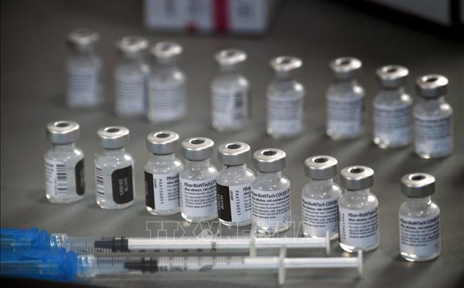 Vaccine phòng bệnh viêm đường hô hấp cấp COVID-19 do các hãng dược Pfizer (Mỹ) và BioNTech (Đức) phối hợp bào chế chuẩn bị được tiêm cho các nhân viên y tế tại Reno, Nevada (Mỹ) ngày 17/12/2020. Ảnh: AFP/TTXVN