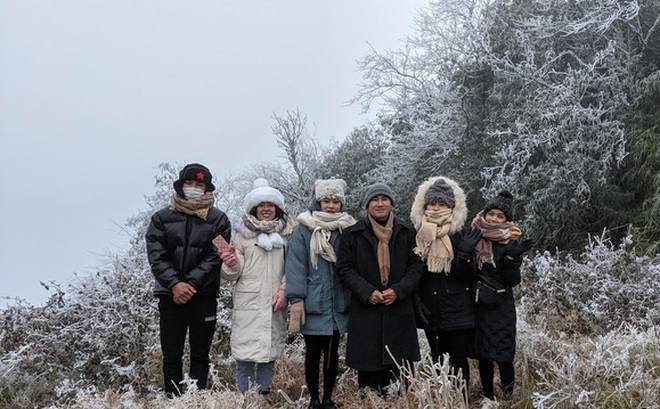 Cận cảnh băng giá phủ trắng đỉnh Mẫu Sơn, Yên Tử, Phia Oắc, du khách thích thú chụp ảnh