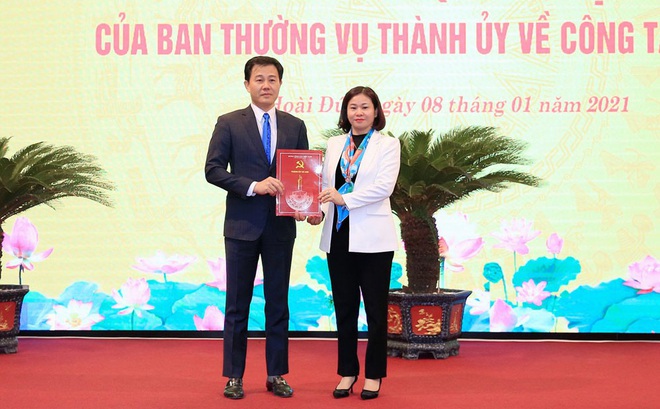 Phó Bí thư Thường trực Thành ủy Hà Nội Nguyễn Thị Tuyến trao quyết định cho ông Nguyễn Xuân Đại