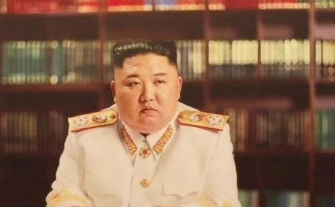 Hình ảnh nhà lãnh đạo Triều Tiên mặc quân phục với quân hàm Nguyên soái.