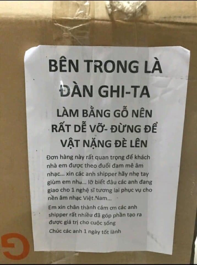 Sợ vỡ đàn của khách, chủ cửa hàng dán giấy dặn shipper, nội dung tất cả xuýt xoa vì quá đáng yêu - Ảnh 1.