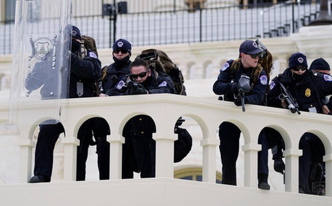 Các thành viên Lực lượng cảnh sát Điện Capitol trong lúc thi hành nhiệm vụ hôm 6-1. Ảnh: AP