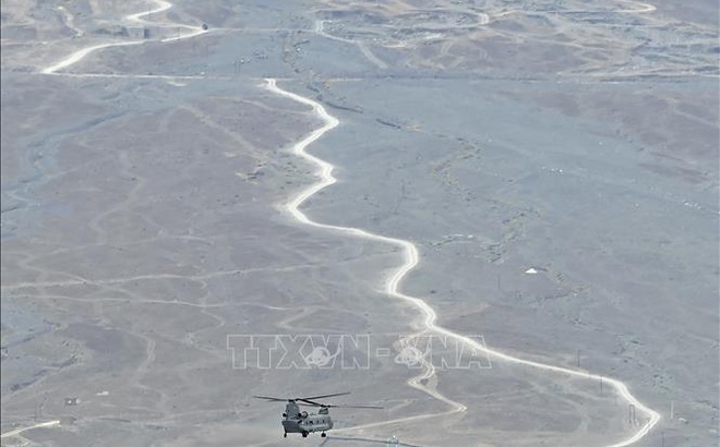 Trực thăng Ấn Độ tuần tra tại vùng núi gần Leh, thủ phủ khu vực Ladakh, biên giới Ấn Độ - Trung Quốc. Ảnh: AFP/TTXVN