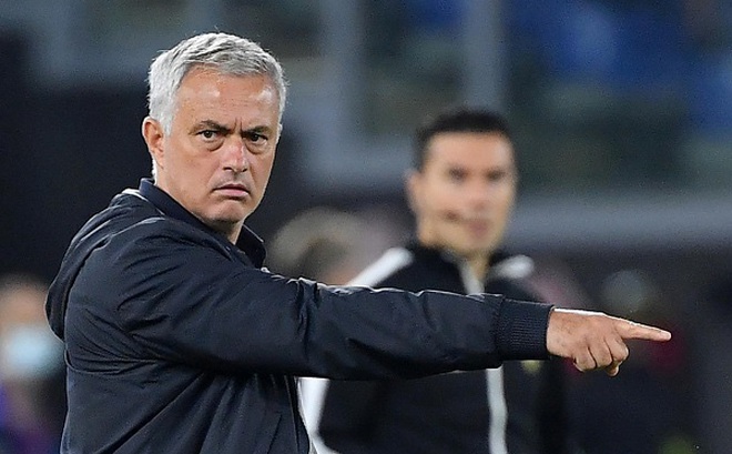 Mourinho mỉa mai Lazio là đội bóng nhỏ