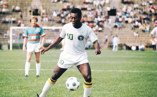 Pele trong những năm cuối sự nghiệp tại CLB New York Cosmos. (Ảnh: Thesefootballtimes).