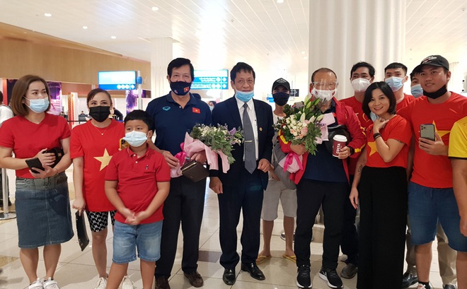 Đại sứ Nguyễn Mạnh Tuấn tặng hoa chào mừng ĐT Việt Nam đến UAE và gửi lời chúc chiến thắng đến toàn đội.