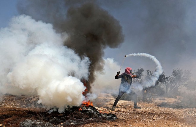 7 ngày qua ảnh: Người Palestine quăng lựu đạn hơi cay về phía cảnh sát Israel - Ảnh 3.
