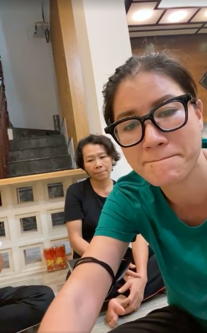 Nửa đêm, Trang Trần tới tận nhà cố ca sĩ Phi Nhung livestream hỏi Hồ Văn Cường: Có nhờ ai đòi tiền hộ không? - Ảnh 1. Nửa đêm, Trang Trần tới tận nhà cố ca sĩ Phi Nhung livestream hỏi Hồ Văn Cường: Có nhờ ai đòi tiền hộ không? - Ảnh 1.