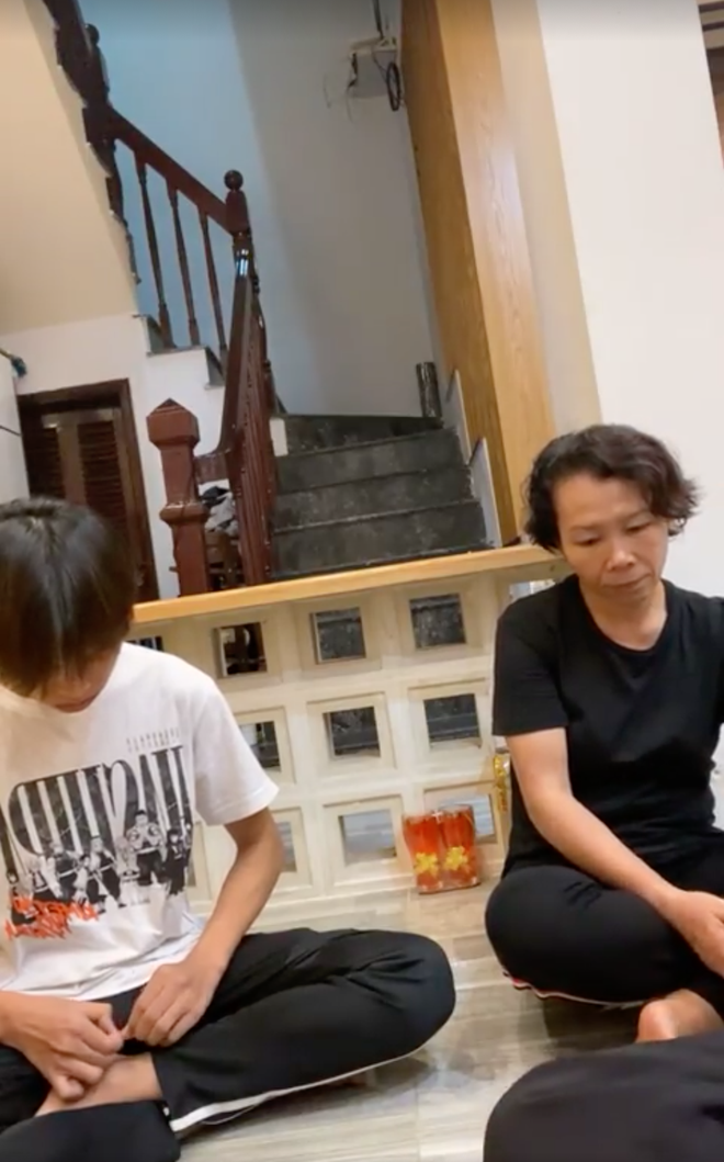 Nửa đêm, Trang Trần tới tận nhà cố ca sĩ Phi Nhung livestream hỏi Hồ Văn Cường: Có nhờ ai đòi tiền hộ không? - Ảnh 2. Nửa đêm, Trang Trần tới tận nhà cố ca sĩ Phi Nhung livestream hỏi Hồ Văn Cường: Có nhờ ai đòi tiền hộ không? - Ảnh 2.