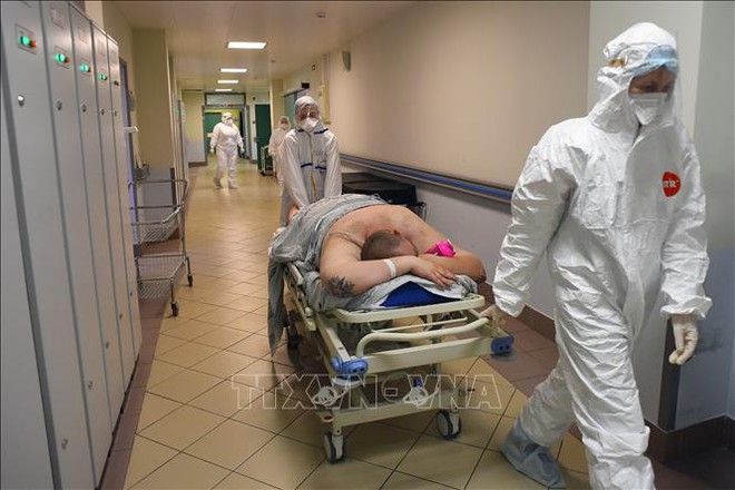 Nước gi&agrave;u vung tiền, nhanh ch&oacute;ng chốt đơn h&agrave;ng chục triệu liều vaccine cho năm sau, vaccine rục rịch tăng gi&aacute;; V&igrave; sao c&aacute;c nước Bắc &Acirc;u ngừng ti&ecirc;m Moderna cho nam giới trẻ tuổi? - Ảnh 1.