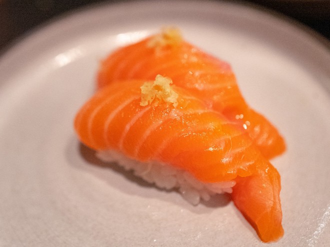 Miếng sushi cá hồi này thực ra là một sinh vật mới phát hiện ở Nhật Bản - Ảnh 1. Miếng sushi cá hồi này thực ra là một sinh vật mới phát hiện ở Nhật Bản - Ảnh 1.