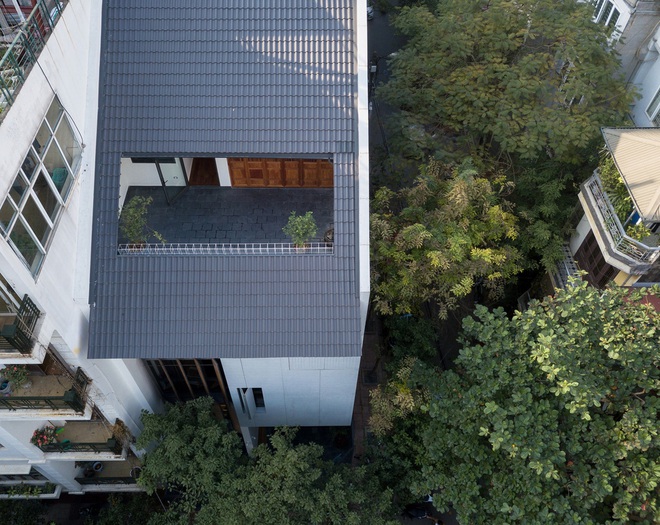 Nhà khoét mái 2 mặt tiền ở Hà Nội: Nhìn từ trên xuống đã trầm trồ, bước vào trong lại phải wow thêm tiếng nữa - Ảnh 1.