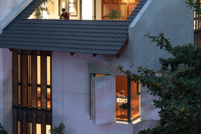 Nhà khoét mái 2 mặt tiền ở Hà Nội: Nhìn từ trên xuống đã trầm trồ, bước vào trong lại phải wow thêm tiếng nữa - Ảnh 2.