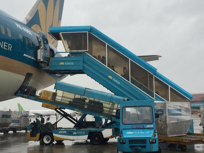 Thiếu tá CSGT đã tiêm đầy đủ 2 mũi vắc xin mắc Covid-19; hôm nay, nhiều chuyến bay phải hủy vào phút chót do địa phương đổi ý - Ảnh 1.