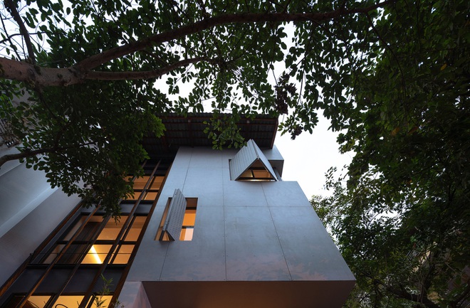 Nhà khoét mái 2 mặt tiền ở Hà Nội: Nhìn từ trên xuống đã trầm trồ, bước vào trong lại phải wow thêm tiếng nữa - Ảnh 3.