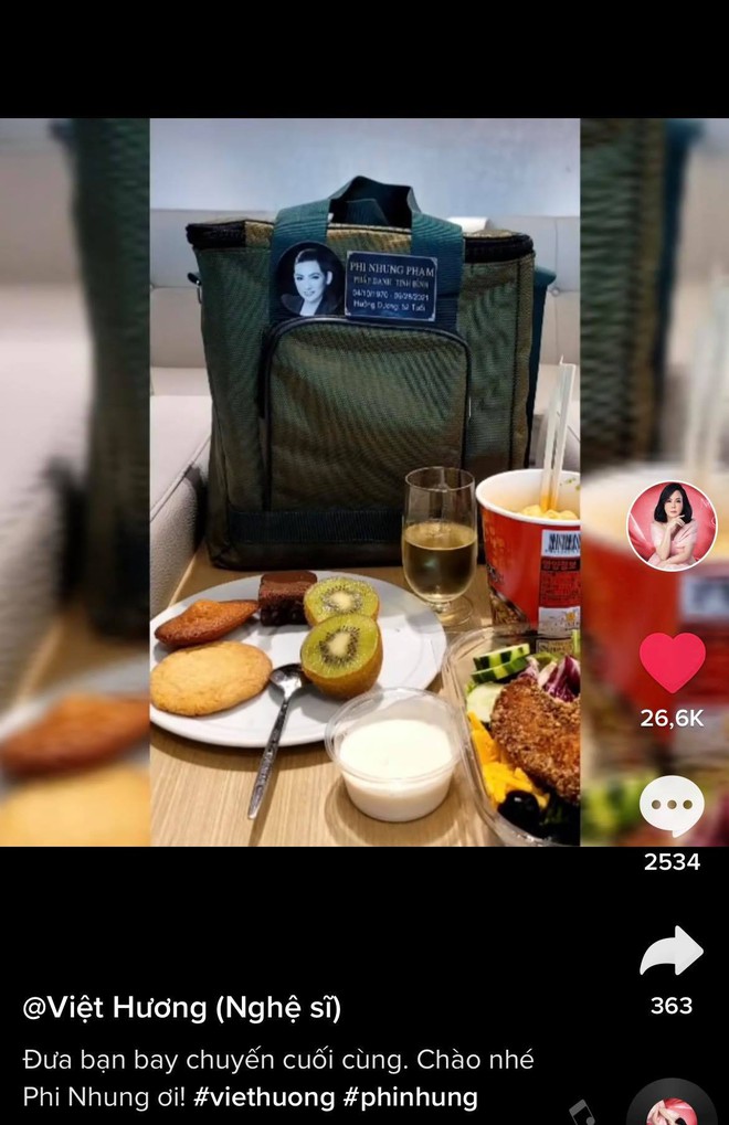  3 việc Việt Hương l&agrave;m g&acirc;y x&uacute;c động mạnh tr&ecirc;n chuyến bay đưa tro cốt Phi Nhung từ Việt Nam về Mỹ đo&agrave;n tụ gia đ&igrave;nh  - Ảnh 4.