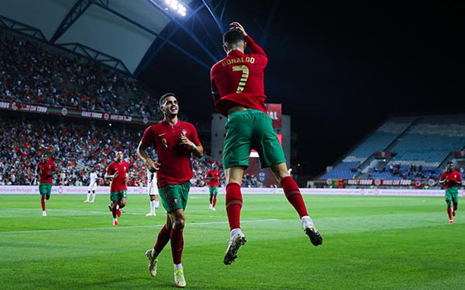 Ronaldo có pha ăn mừng quen thuộc.