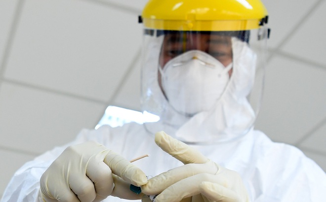 Lấy mẫu xét nghiệm Covid-19 - Ảnh Tuấn Mark.