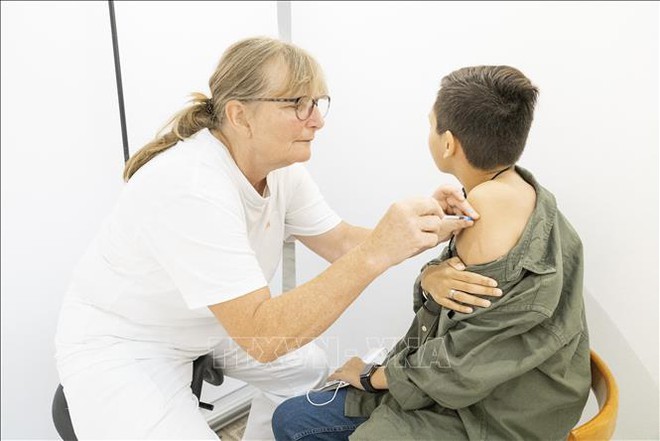 Các nước giàu gom vaccine cho năm sau, vaccine rục rịch tăng giá; Vì sao các nước Bắc Âu ngừng tiêm Moderna cho nam giới trẻ tuổi? - Ảnh 1.