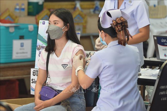 Giảm hiệu quả miễn dịch sau mũi 2 vaccine Pfizer: Có đáng sợ không?; Chuyên gia cảnh báo ác mộng cận kề với các nước gần Việt Nam - Ảnh 1.