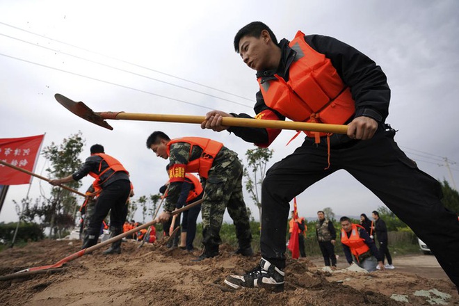 Trung Quốc: Đang chạy, xe buýt bị lũ đẩy xuống sông - Ảnh 3.