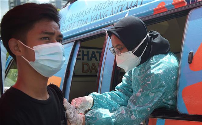 Nhân viên y tế tiên vaccine ngừa COVID-19 cho người dân tại Jakarta, Indonesia. Ảnh minh họa: THX/TTXVN