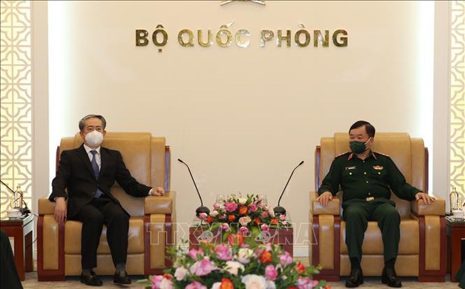 Thượng tướng Hoàng Xuân Chiến (phải) và Đại sứ Hùng Ba tại buổi tiếp. Ảnh: Ông Quốc Chính/TTXVN phát