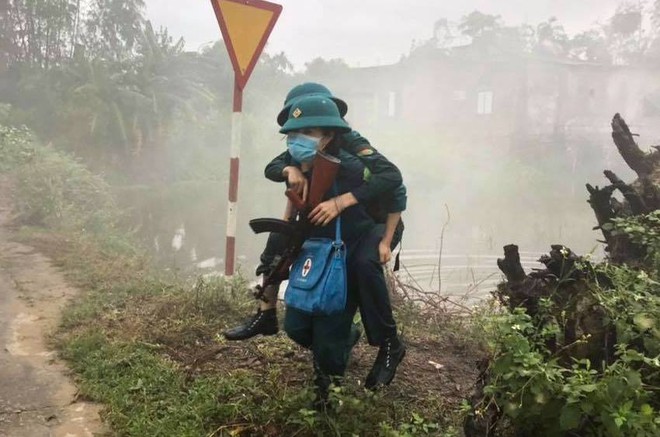 Xem dân quân cơ động xã chiến đấu chống địch, đốt xe tăng bảo vệ thôn làng - Ảnh 9.