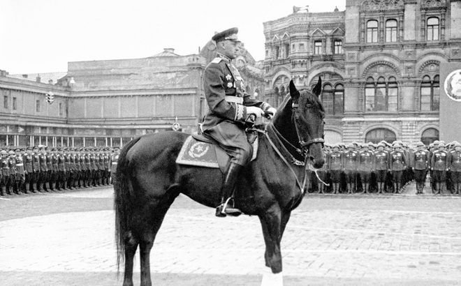 Nguyên soái Rokossovsky chỉ huy Lễ duyệt binh mừng Chiến thắng ở Moscow, 1945. Nguồn: RBTH.