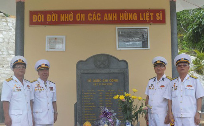 Các CCB tàu C235 Lê Duy Mai, Hà Minh Thật, Lâm Quang Tuyến, Nguyễn Hồng Phong trước tấm bia ghi danh các đồng đội liệt sĩ tàu C235 tại Khu di tích lịch sử Quốc gia Hòn Hèo. Ảnh: KIẾN NGHĨA