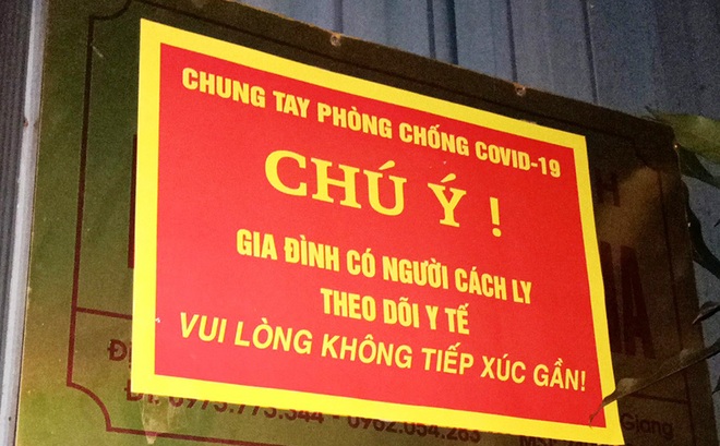 Ảnh minh họa một biển được treo trước cửa nhà người dân phải cách ly phòng, chống dịch covid-19.