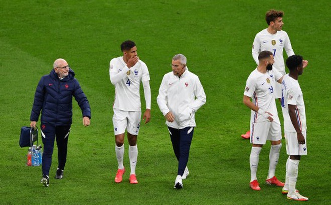 Varane tập tễnh rời sân ở trận chung kết Nations League