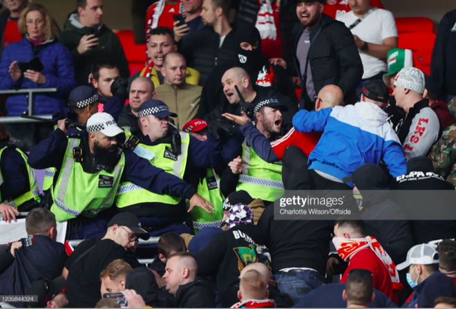 Fan Hungary đánh nhau cực căng với cảnh sát Anh - Ảnh 3.