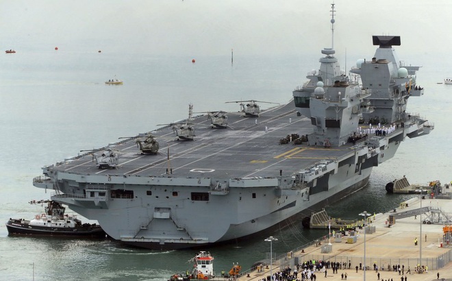 Tàu HMS Queen Elizabeth tại cảng Portsmouth (Anh). Ảnh: AP