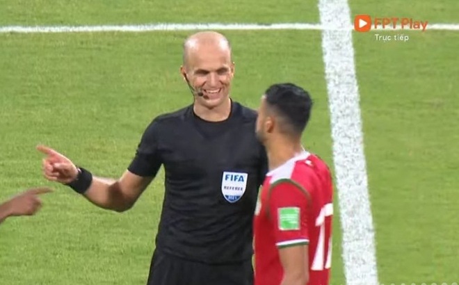 Hình ảnh trọng tài cười nói với các cầu thủ Oman sau khi trận đấu khép lại khiến nhiều người khó chịu.