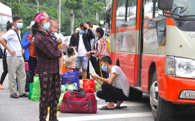 Người dân đi từ miền Nam trở về tại khu tiếp đón đầu tỉnh Nghệ An.