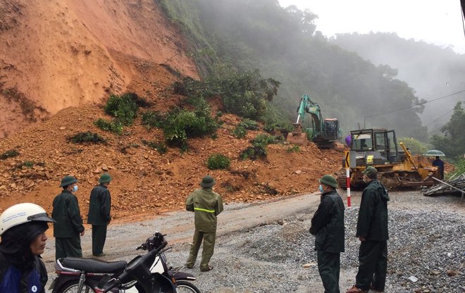 Bão số 8: Sóng cao 5m đang đánh vào bờ biển Nghệ An, hàng trăm khối đất đá sạt lở, đổ xuống quốc lộ - Ảnh 6.