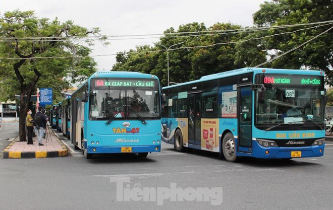 Toàn Hà Nội là vùng xanh, nhiều người đội mưa đi ăn phở trong tiết trời se lạnh. Số ca mắc mới và tử vong trong 24h lại tăng - Ảnh 2.