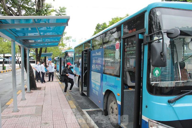 Toàn Hà Nội là vùng xanh, nhiều người đội mưa đi ăn phở trong tiết trời se lạnh. Số ca mắc mới và tử vong trong 24h lại tăng - Ảnh 3.